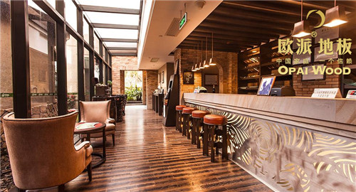 在木地板襯托下,餐廳成為一個亮點(diǎn)