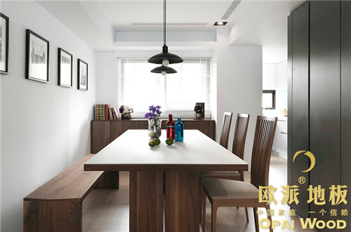 在木地板襯托下,餐廳成為一個亮點(diǎn)