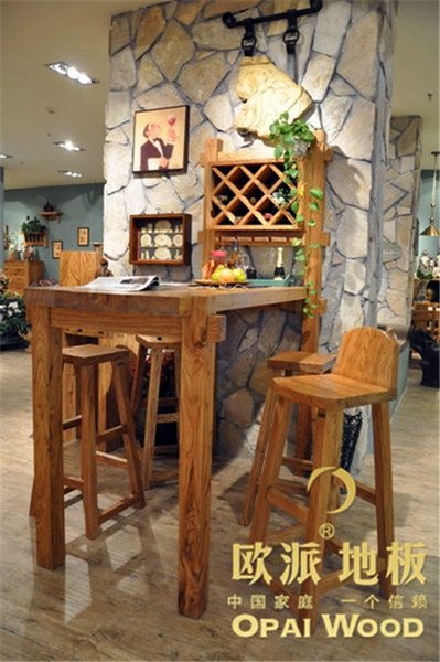 在木地板襯托下,餐廳成為一個亮點(diǎn)
